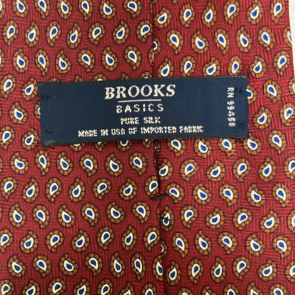 Brooks Brothers “basics” luxury silk tie, paisley print, rust red with white